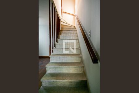 Escadas de casa para alugar com 3 quartos, 188m² em Conjunto Residencial Novo Pacaembu, São Paulo