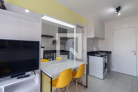 Sala e cozinha de apartamento para alugar com 1 quarto, 30m² em Vila Ema, São Paulo