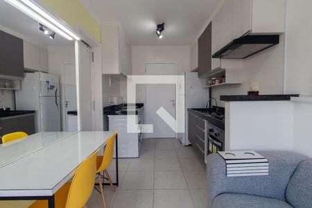 Sala e cozinha de apartamento para alugar com 1 quarto, 30m² em Vila Ema, São Paulo