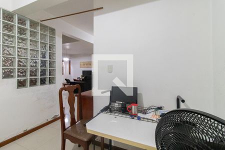 Casa à venda com 250m², 3 quartos e 3 vagas Casa à venda com 250m², 3 quartos e 3 vagasEscritório