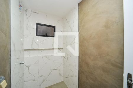 Banheiro de apartamento à venda com 1 quarto, 37m² em Passo D’areia, Porto Alegre