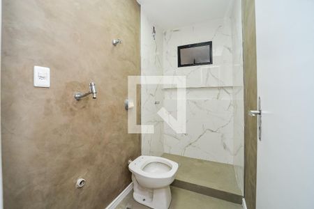 Banheiro de apartamento à venda com 1 quarto, 37m² em Passo D’areia, Porto Alegre