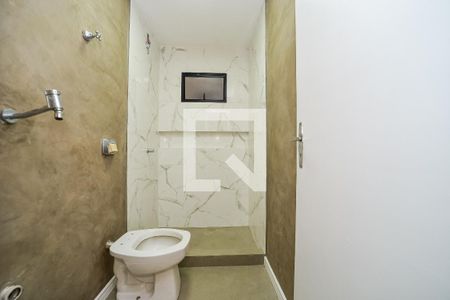 Banheiro de apartamento à venda com 1 quarto, 37m² em Passo D’areia, Porto Alegre