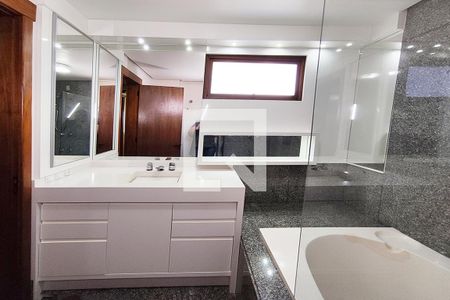 Apartamento à venda com 540m², 4 quartos e 4 vagas Apartamento à venda com 540m², 4 quartos e 4 vagasBanheiro da Suíte