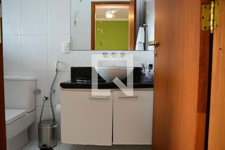 Casa de condomínio para alugar com 670m², 5 quartos e 4 vagas Casa de condomínio para alugar com 670m², 5 quartos e 4 vagasBanheiro da Suíte 2