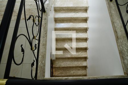 Casa de condomínio para alugar com 670m², 5 quartos e 4 vagas Casa de condomínio para alugar com 670m², 5 quartos e 4 vagasEscada