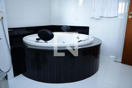 Casa de condomínio para alugar com 670m², 5 quartos e 4 vagas Casa de condomínio para alugar com 670m², 5 quartos e 4 vagasBanheiro da Suíte 1