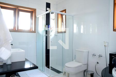 Casa de condomínio para alugar com 670m², 5 quartos e 4 vagas Casa de condomínio para alugar com 670m², 5 quartos e 4 vagasBanheiro da Suíte 1