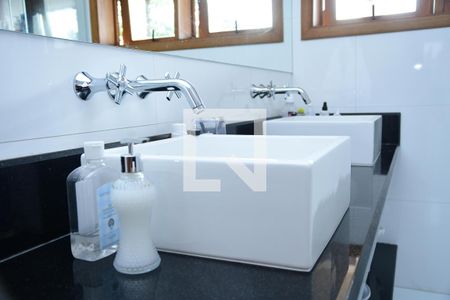 Casa de condomínio para alugar com 670m², 5 quartos e 4 vagas Casa de condomínio para alugar com 670m², 5 quartos e 4 vagasBanheiro da Suíte 1