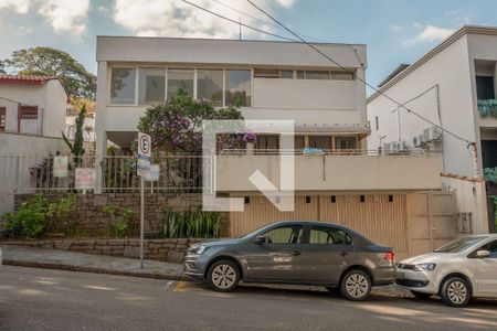 Casa à venda com 540m², 6 quartos e 2 vagas Casa à venda com 540m², 6 quartos e 2 vagasFachada