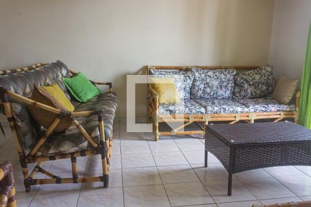 Detalhe da sala de apartamento para alugar com 1 quarto, 72m² em Vila Tupi, Praia Grande