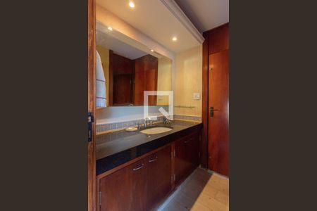 Hall de entrada - banheiro de casa à venda com 3 quartos, 300m² em Pinheiros, São Paulo