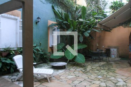 Casa à venda com 411m², 5 quartos e 2 vagas Casa à venda com 411m², 5 quartos e 2 vagasÁrea externa