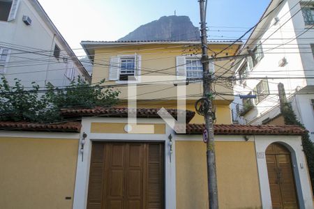 Casa à venda com 411m², 5 quartos e 2 vagas Casa à venda com 411m², 5 quartos e 2 vagasFachada da Casa