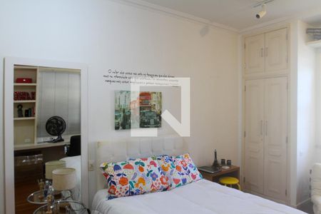 Casa à venda com 411m², 5 quartos e 2 vagas Casa à venda com 411m², 5 quartos e 2 vagasQuarto 2