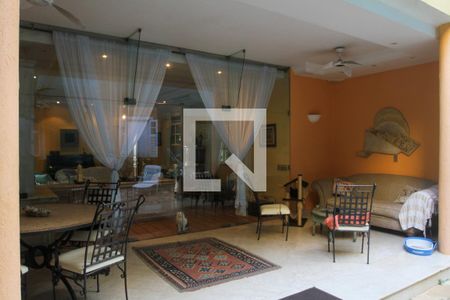 Casa à venda com 411m², 5 quartos e 2 vagas Casa à venda com 411m², 5 quartos e 2 vagasÁrea externa