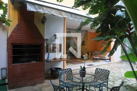 Casa à venda com 411m², 5 quartos e 2 vagas Casa à venda com 411m², 5 quartos e 2 vagasÁrea externa