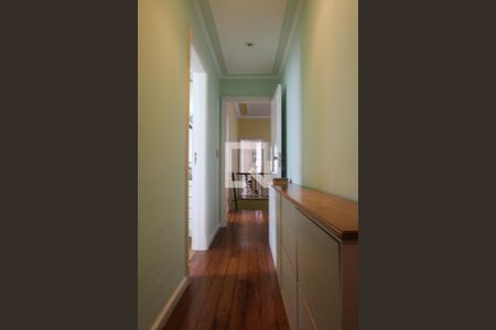 Casa à venda com 411m², 5 quartos e 2 vagas Casa à venda com 411m², 5 quartos e 2 vagasCorredor