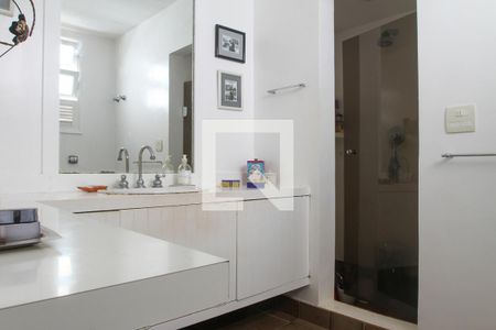 Casa à venda com 411m², 5 quartos e 2 vagas Casa à venda com 411m², 5 quartos e 2 vagasBanheiro do Quarto 4 - Suíte