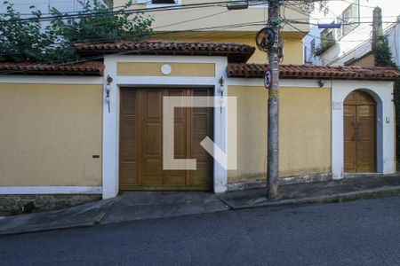 Casa à venda com 411m², 5 quartos e 2 vagas Casa à venda com 411m², 5 quartos e 2 vagasFachada da Casa