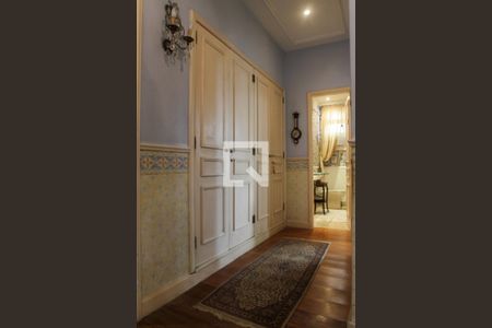 Casa à venda com 411m², 5 quartos e 2 vagas Casa à venda com 411m², 5 quartos e 2 vagasCorredor