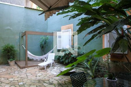 Casa à venda com 411m², 5 quartos e 2 vagas Casa à venda com 411m², 5 quartos e 2 vagasÁrea externa