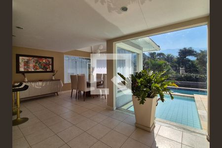 Sala de casa de condomínio para alugar com 6 quartos, 370m² em Vargem Grande, Rio de Janeiro