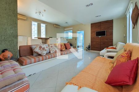 Sala 1 de casa para alugar com 4 quartos, 300m² em Jardim Virgínia, Guarujá