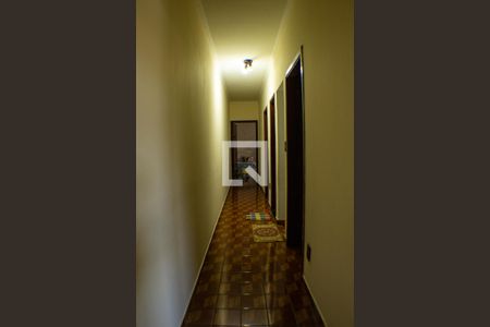Casa à venda com 220m², 4 quartos e 4 vagas Casa à venda com 220m², 4 quartos e 4 vagasCorredor