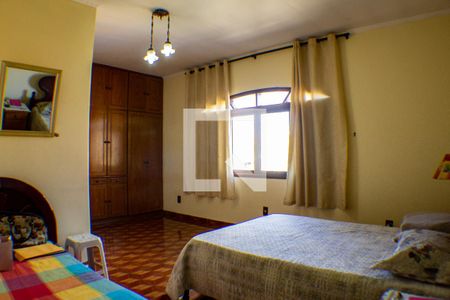 Casa à venda com 220m², 4 quartos e 4 vagas Casa à venda com 220m², 4 quartos e 4 vagasQuarto 1