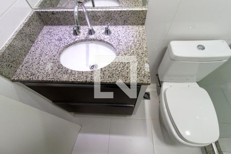 Detalhe banheiro de kitnet/studio para alugar com 1 quarto, 30m² em Centro, Curitiba