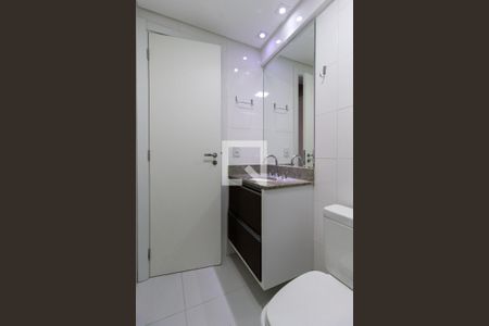 Banheiro de kitnet/studio para alugar com 1 quarto, 30m² em Centro, Curitiba