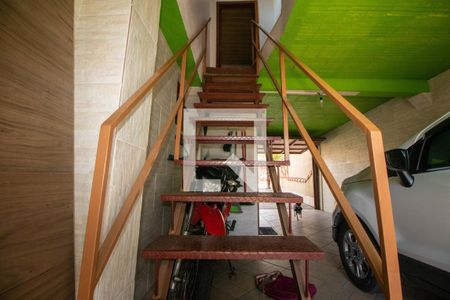 Casa à venda com 160m², 3 quartos e 5 vagas Casa à venda com 160m², 3 quartos e 5 vagasEscada