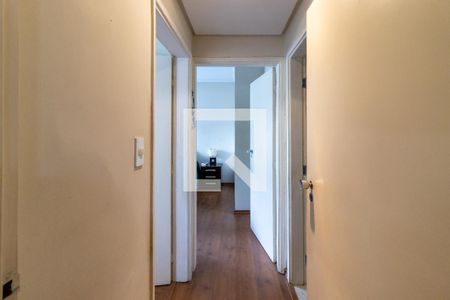 Corredor quartos de apartamento à venda com 2 quartos, 90m² em Vila Nova Conceição, São Paulo