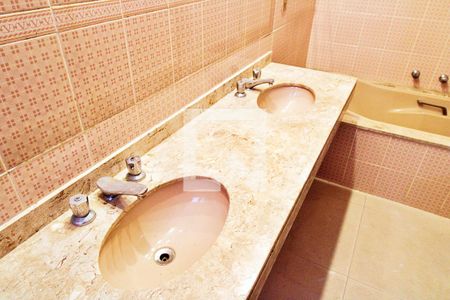 Apartamento para alugar com 258m², 3 quartos e 1 vaga Apartamento para alugar com 258m², 3 quartos e 1 vagaBanheiro da Suíte 1