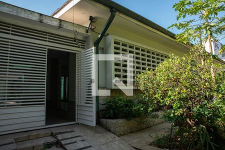 Casa à venda com 240m², 4 quartos e 4 vagas Casa à venda com 240m², 4 quartos e 4 vagasFachada