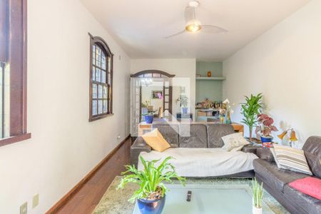 Casa à venda com 4 quartos, 600m² em Santa Cruz, Belo Horizonte