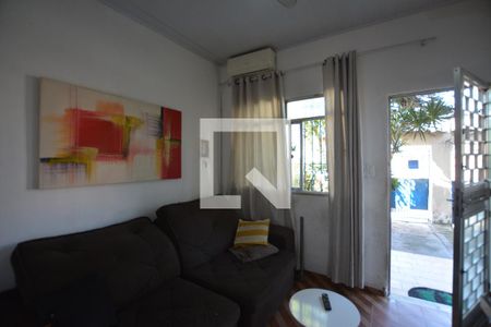 Sala de casa para alugar com 2 quartos, 150m² em Marechal Hermes, Rio de Janeiro