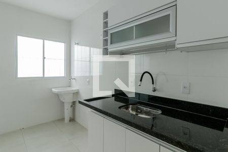 Sala e Cozinha  de apartamento para alugar com 1 quarto, 32m² em Vila Santo Estefano, São Paulo