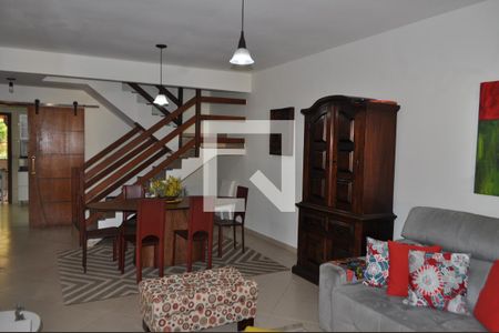 Casa de condomínio à venda com 184m², 4 quartos e 6 vagasSala