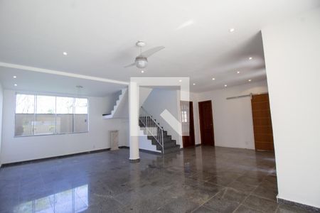 Sala de casa para alugar com 6 quartos, 360m² em Vargem Pequena, Rio de Janeiro