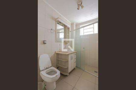Banheiro  de apartamento para alugar com 1 quarto, 47m² em Passo da Areia, Porto Alegre