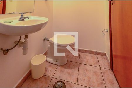 Casa para alugar com 420m², 5 quartos e 7 vagas Casa para alugar com 420m², 5 quartos e 7 vagasBanheiro de Serviço
