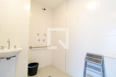 Banheiro de kitnet/studio para alugar com 1 quarto, 33m² em Butantã, São Paulo