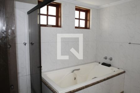 Banheiro de apartamento para alugar com 1 quarto, 70m² em Olaria, Rio de Janeiro