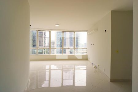 Sala de apartamento para alugar com 2 quartos, 85m² em Barra da Tijuca, Rio de Janeiro