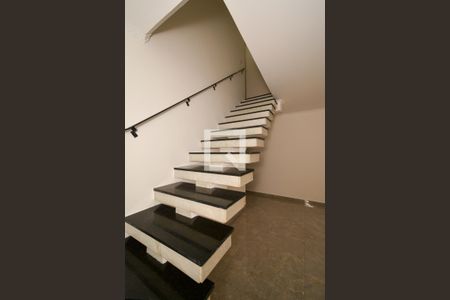 Escada de casa para alugar com 3 quartos, 200m² em Jardim Vila Galvão, Guarulhos