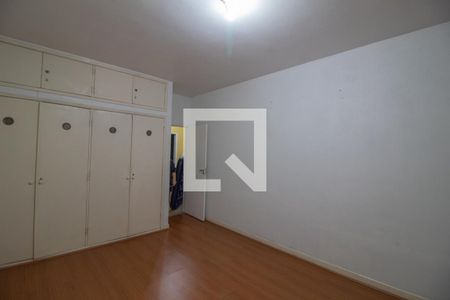 Casa à venda com 550m², 4 quartos e 8 vagas Casa à venda com 550m², 4 quartos e 8 vagasSuíte