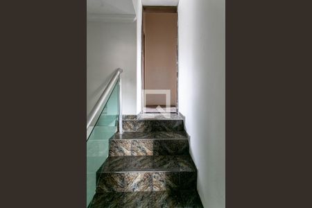 Escada de apartamento para alugar com 2 quartos, 60m² em Providência, Belo Horizonte