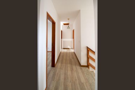 Casa à venda com 234m², 5 quartos e 4 vagas Casa à venda com 234m², 5 quartos e 4 vagasCorredor